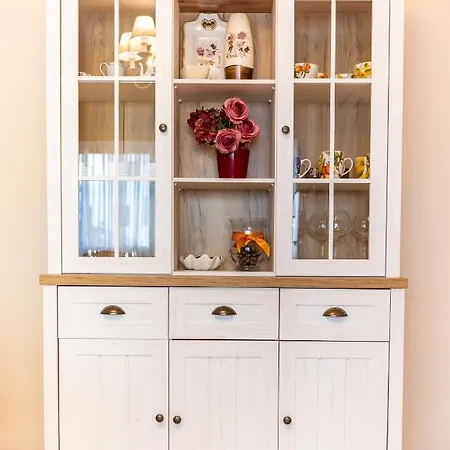 Laura's טיראנה